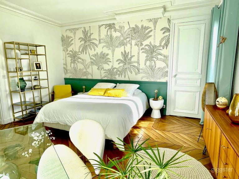  Schicke und helle Haussmann-Wohnung mit Balkon 