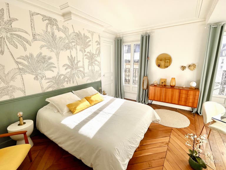  Schicke und helle Haussmann-Wohnung mit Balkon 