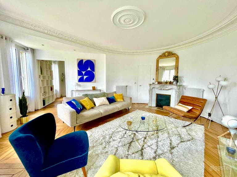  Schicke und helle Haussmann-Wohnung mit Balkon 