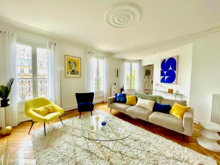  Schicke und helle Haussmann-Wohnung mit Balkon 