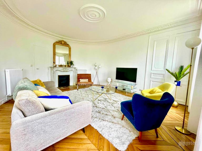  Schicke und helle Haussmann-Wohnung mit Balkon 