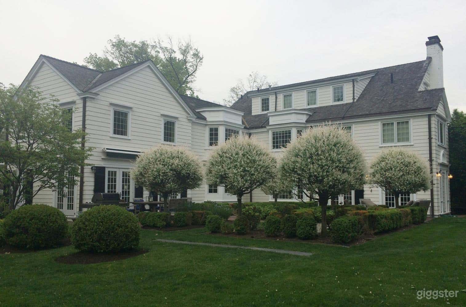 Large, tasteful suburban home w/beautiful backyard Photo 2