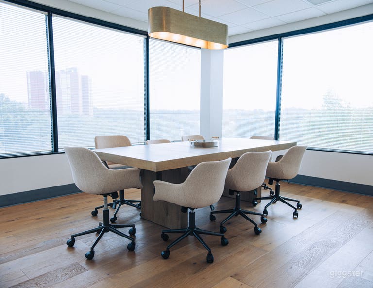  Private Meeting Room for 8 Guests 