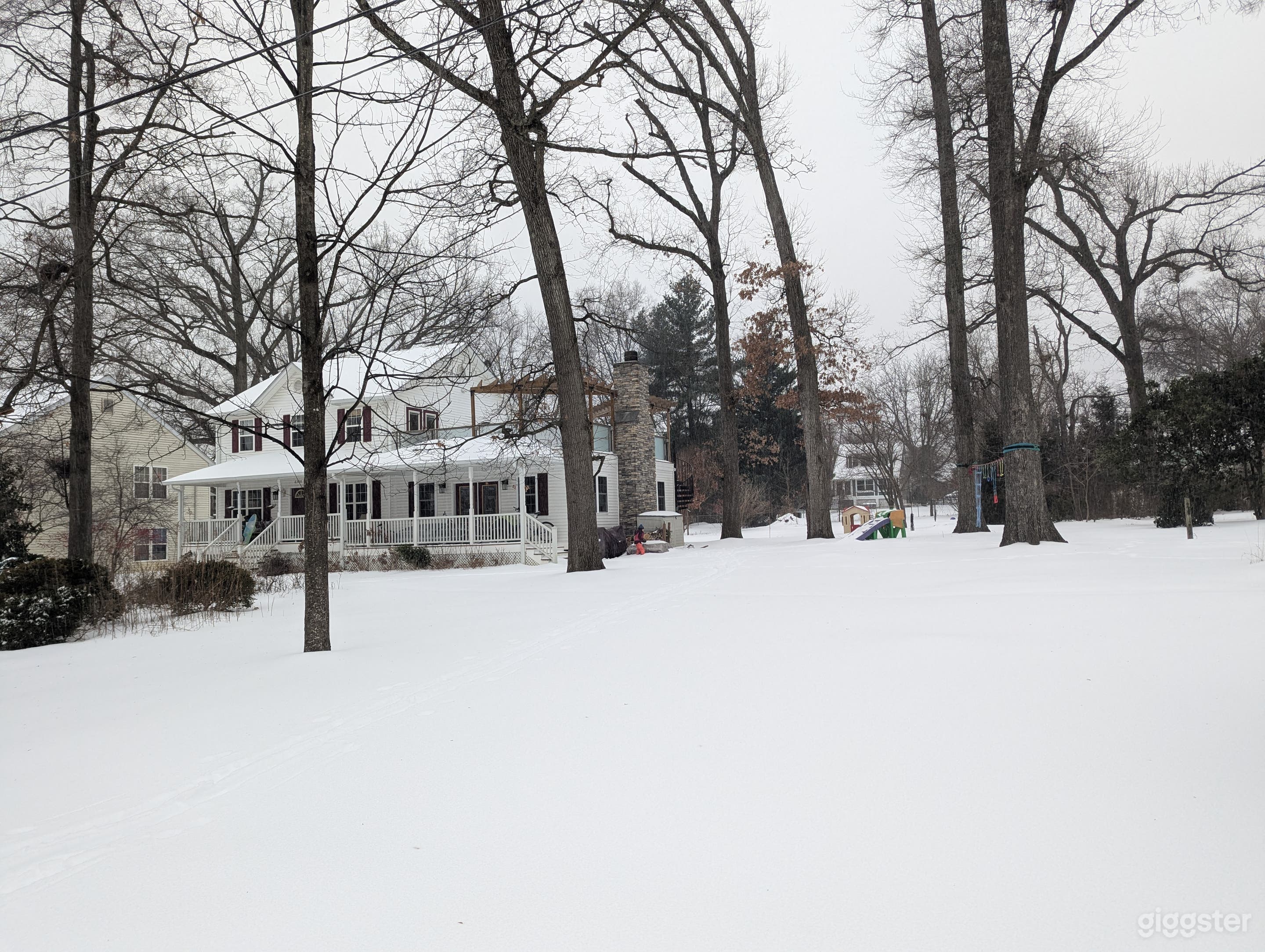 Suburban house with huge backyard and roof terrace Photo 2