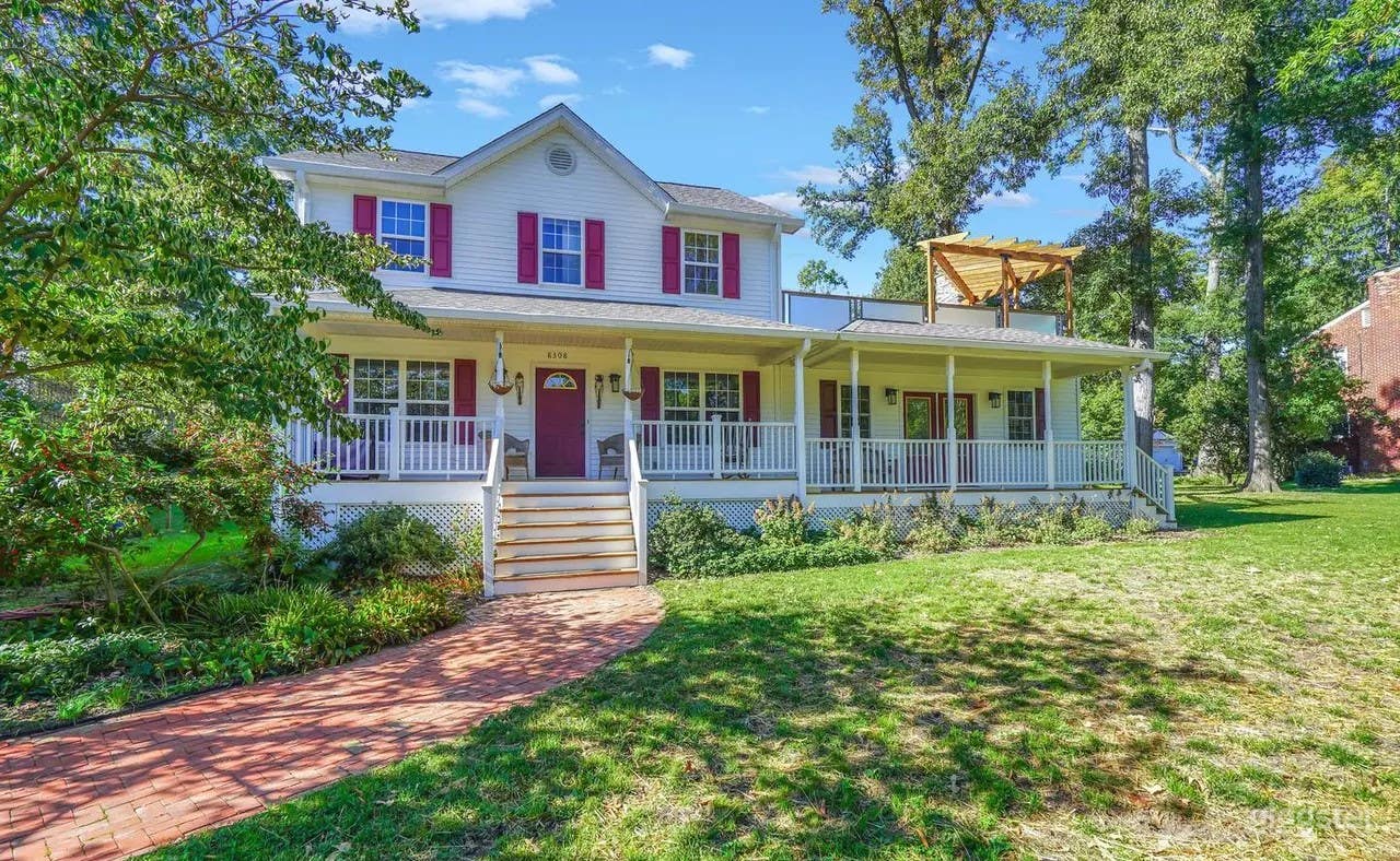Suburban house with huge backyard and roof terrace Photo 1