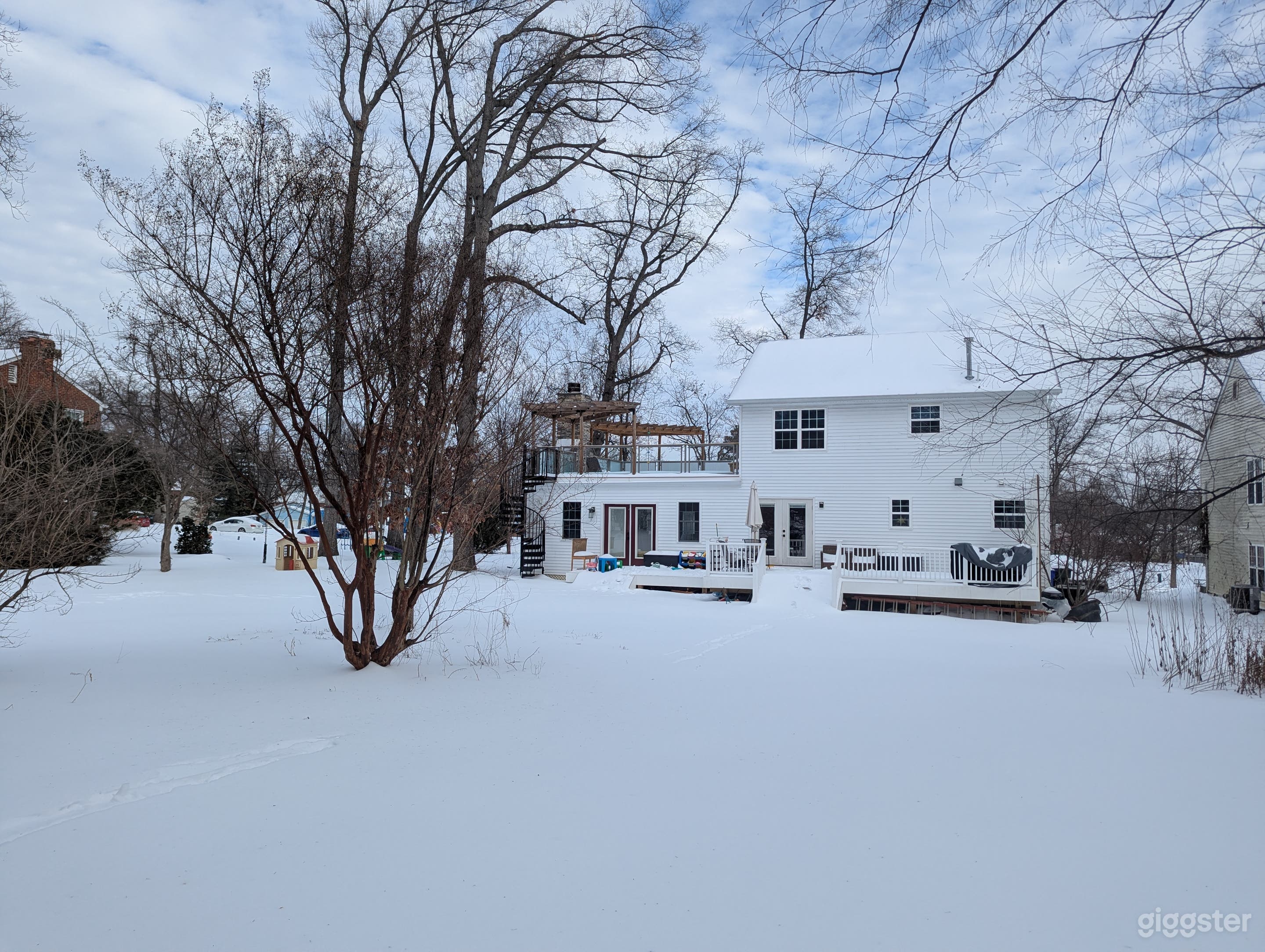 Suburban house with huge backyard and roof terrace Photo 3
