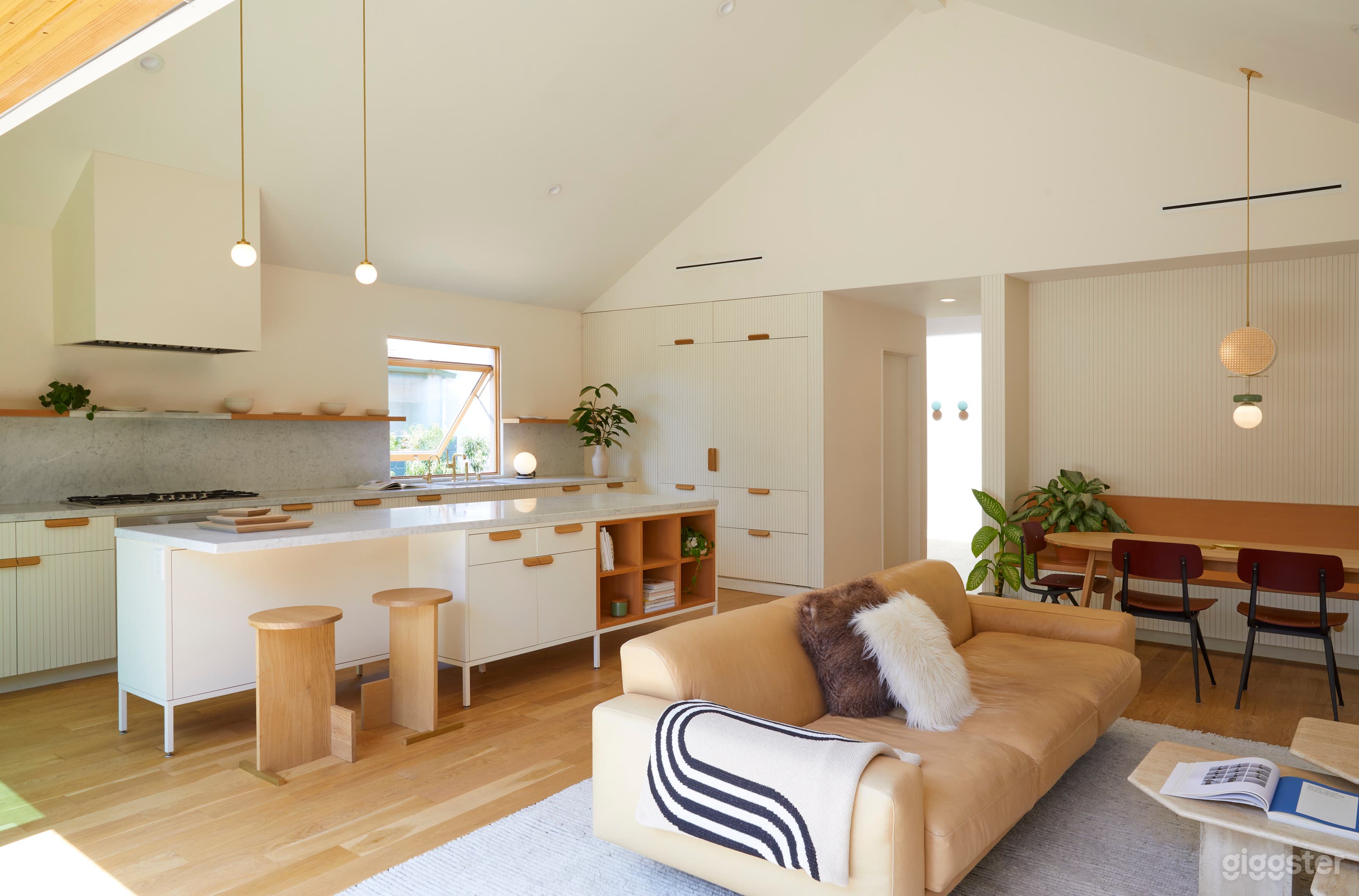 Awarded Designer House w Desert Yard Photo 4