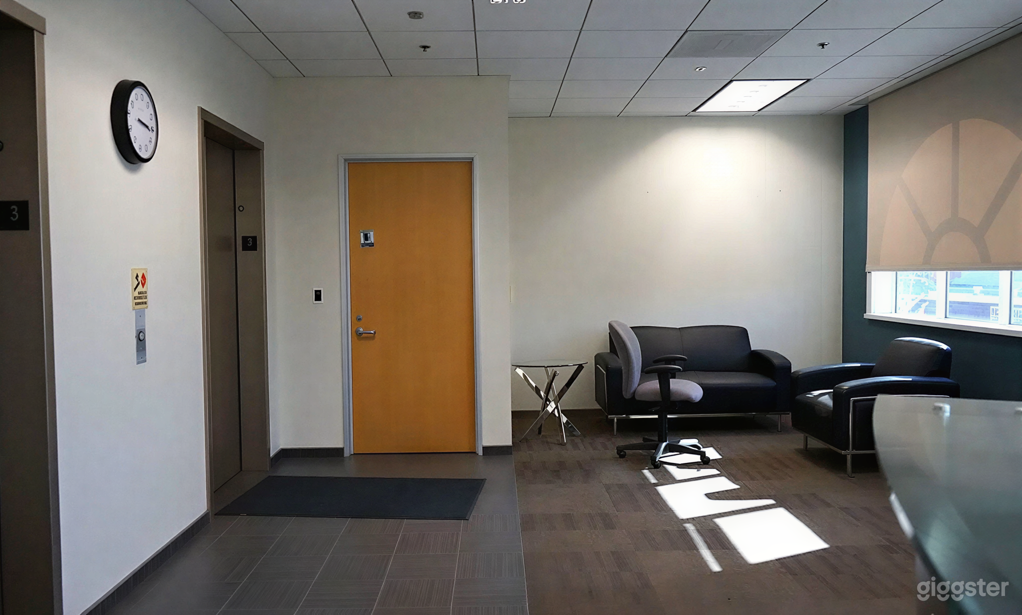 Bright Executive Meeting & Collaboration Space Photo 3