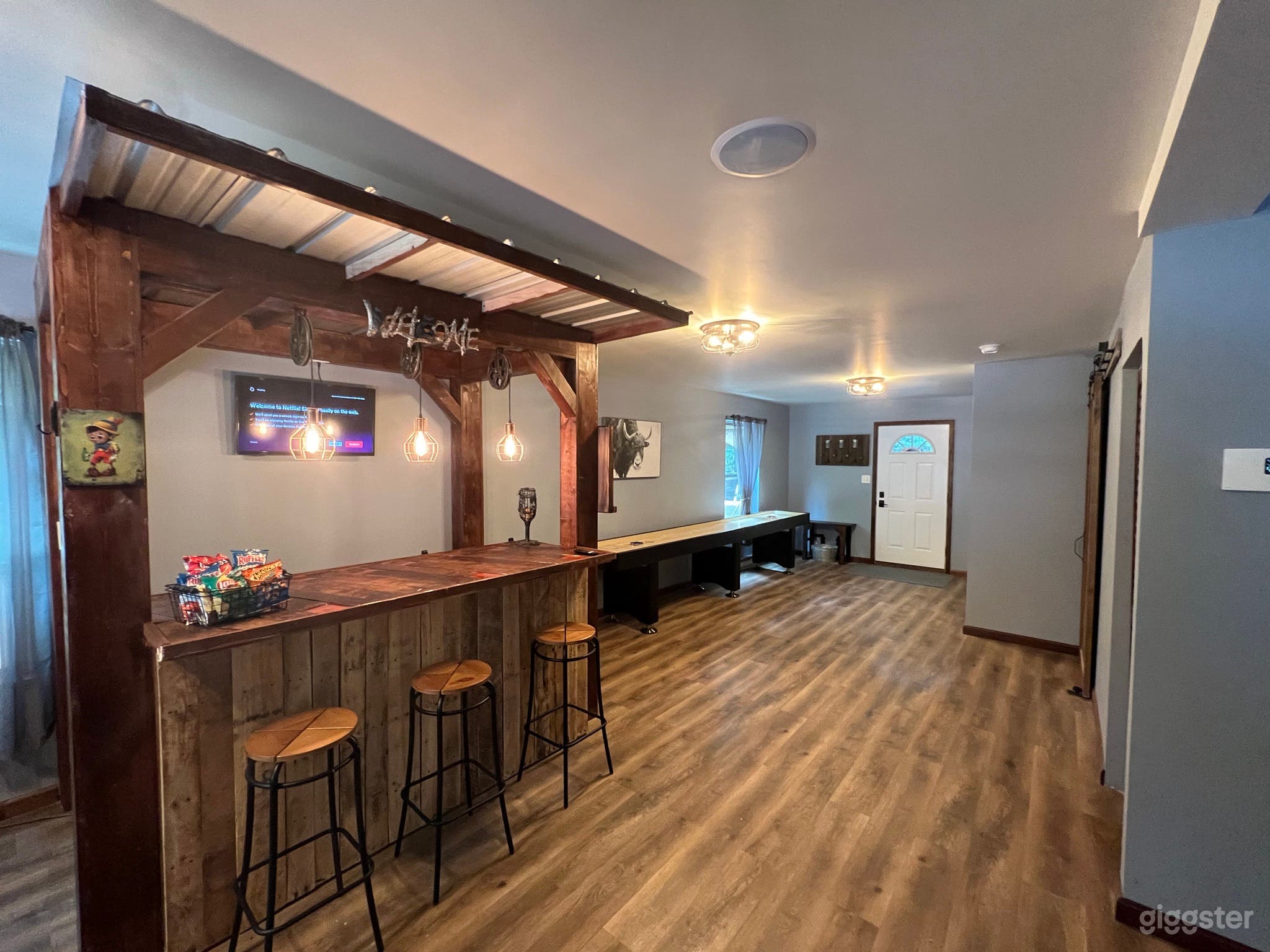 Cozy and Spacious Chalet in Lake Community Photo 1