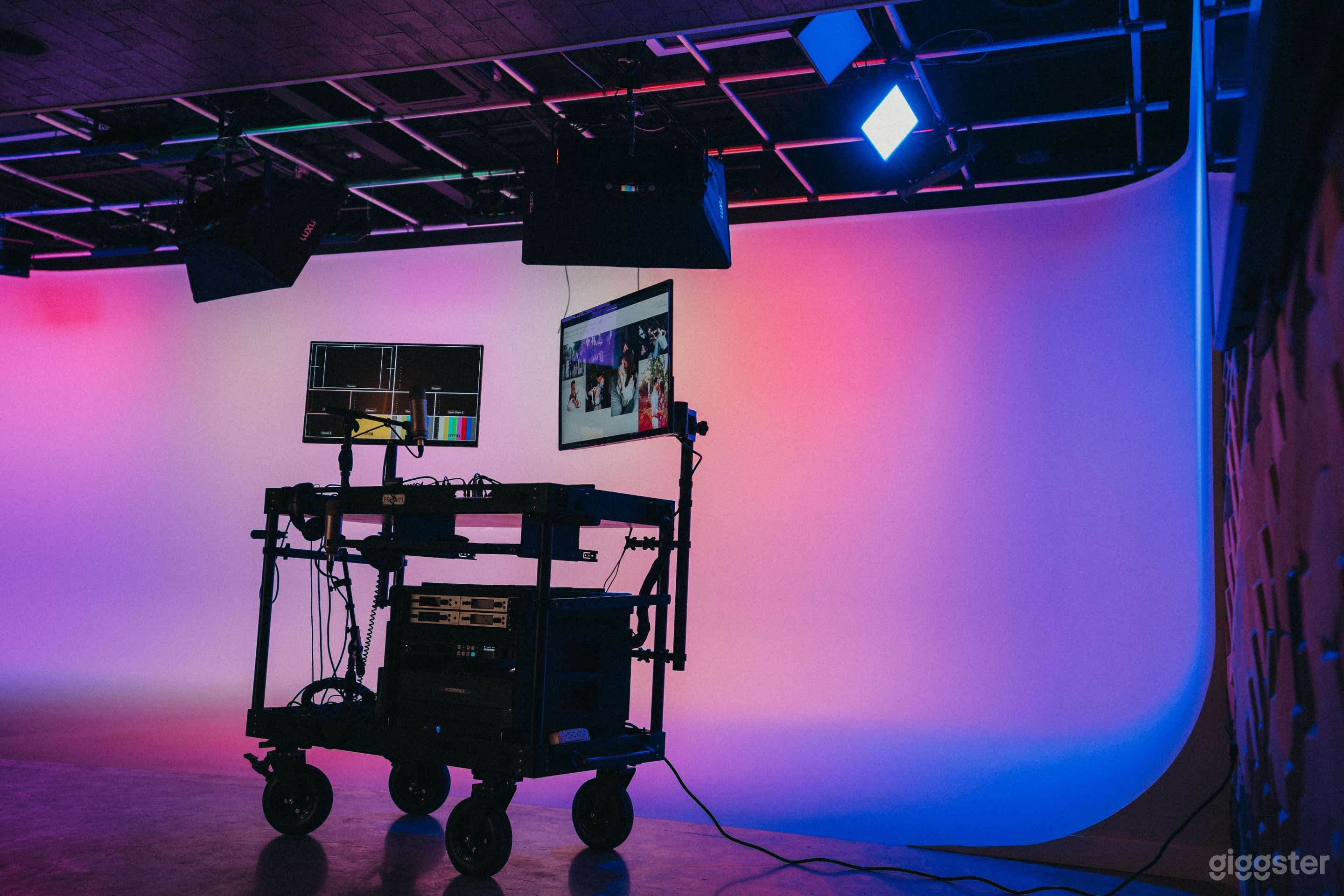 Luxurious, ground-level Soundstage + Photo Studio Photo 2