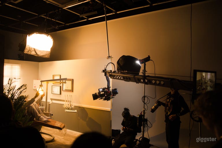  Production récente de clip vidéo avec une grue de 30 pieds et un décor de cabinet dentaire 
