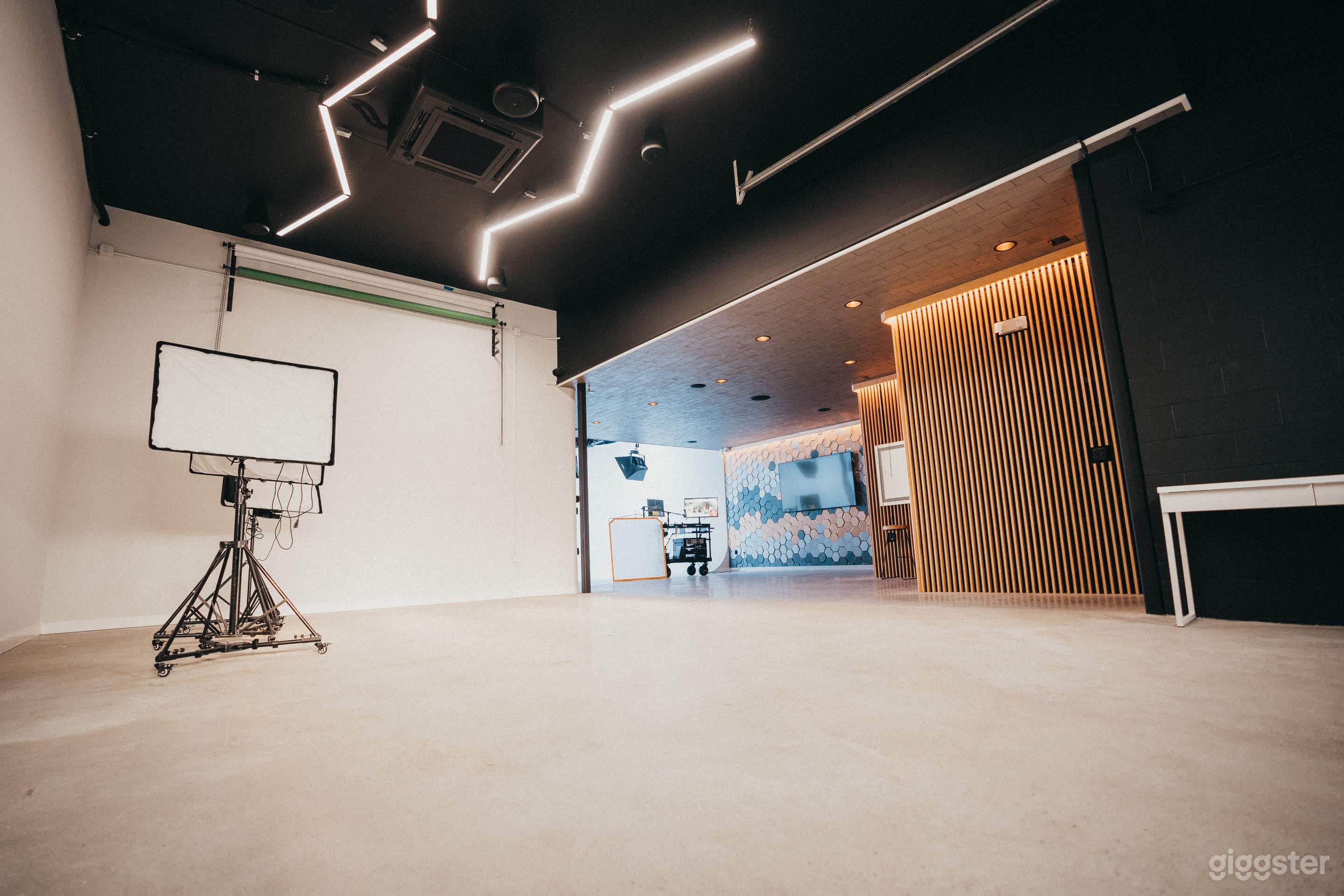 Luxurious, ground-level Soundstage + Photo Studio Photo 4