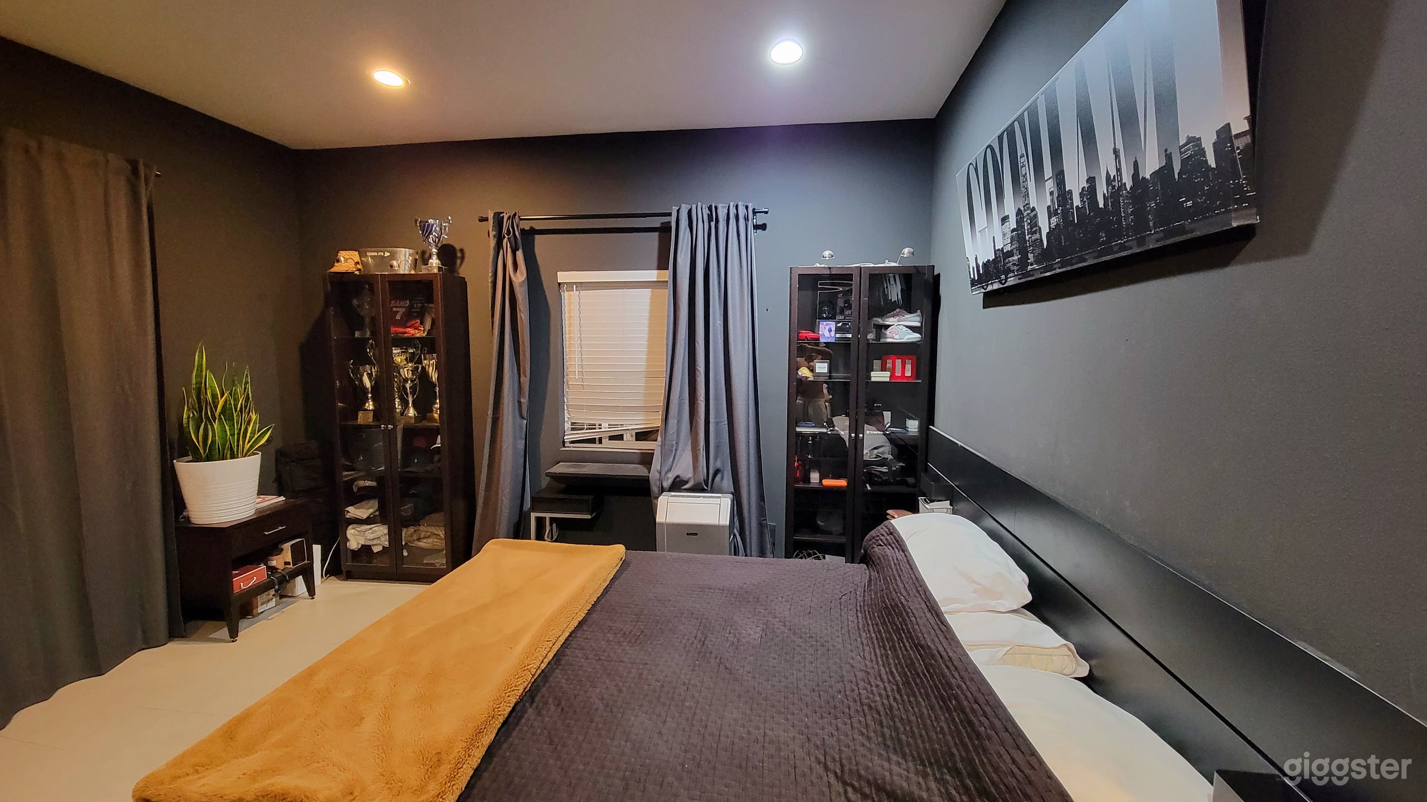 The Bat Cave &amp; exotic cars  Photo 4