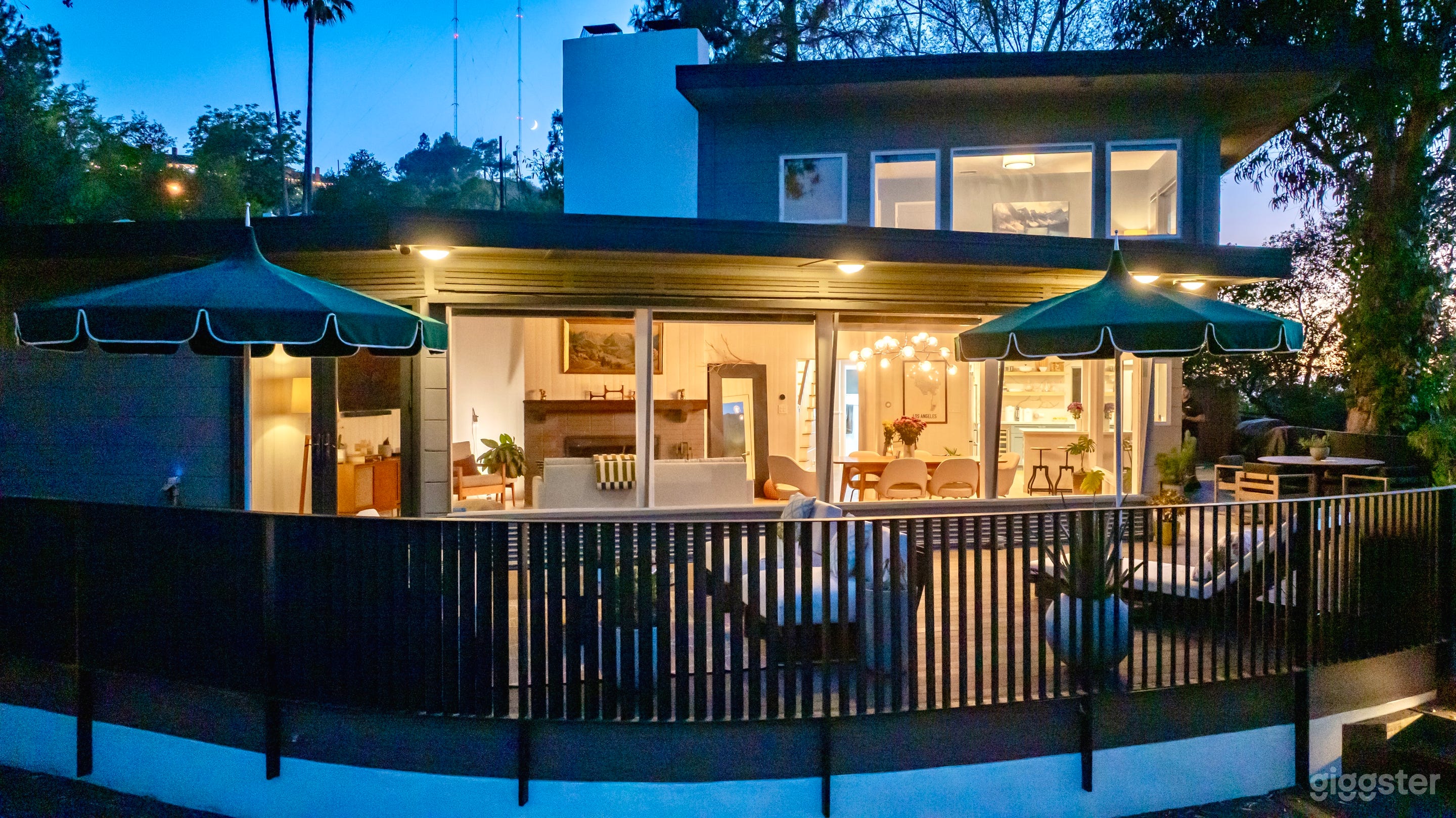 Mid-Century Modern Architectural w/ Views &amp; Space Photo 3