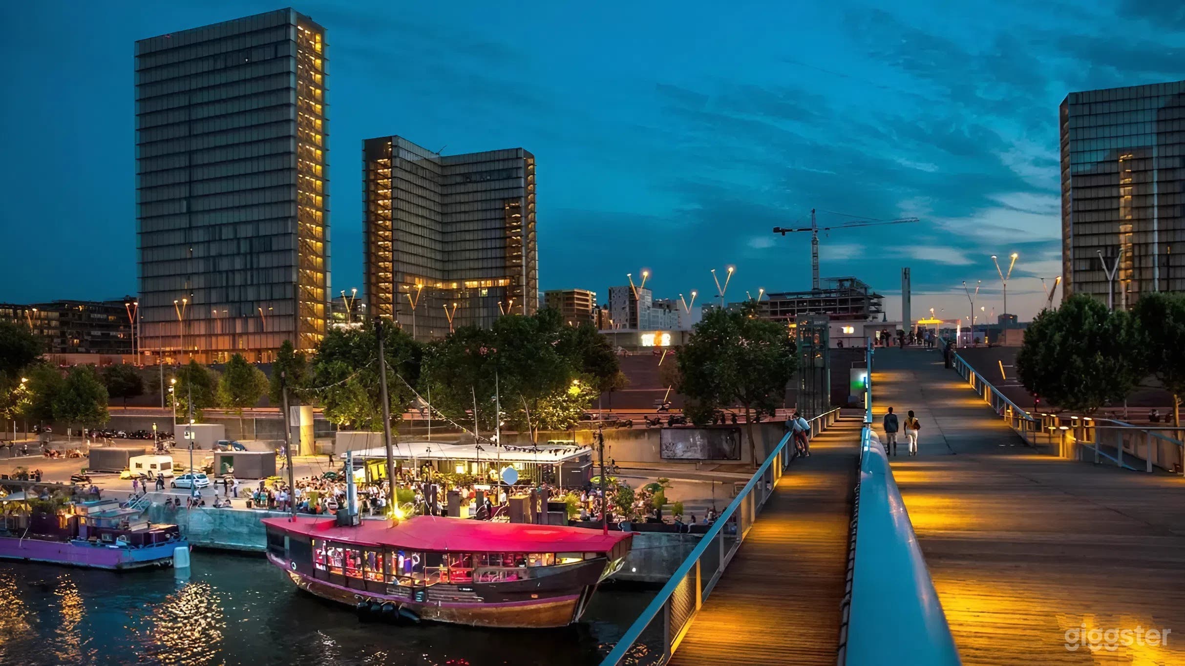 Photo de Lieu emblématique sur l'eau avec vue sur le toit et la riviè 1