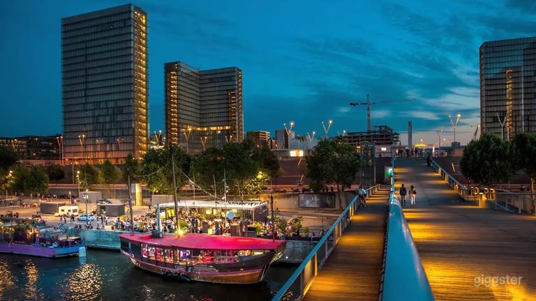  Lieu emblématique sur l'eau avec vue sur le toit et la riviè 