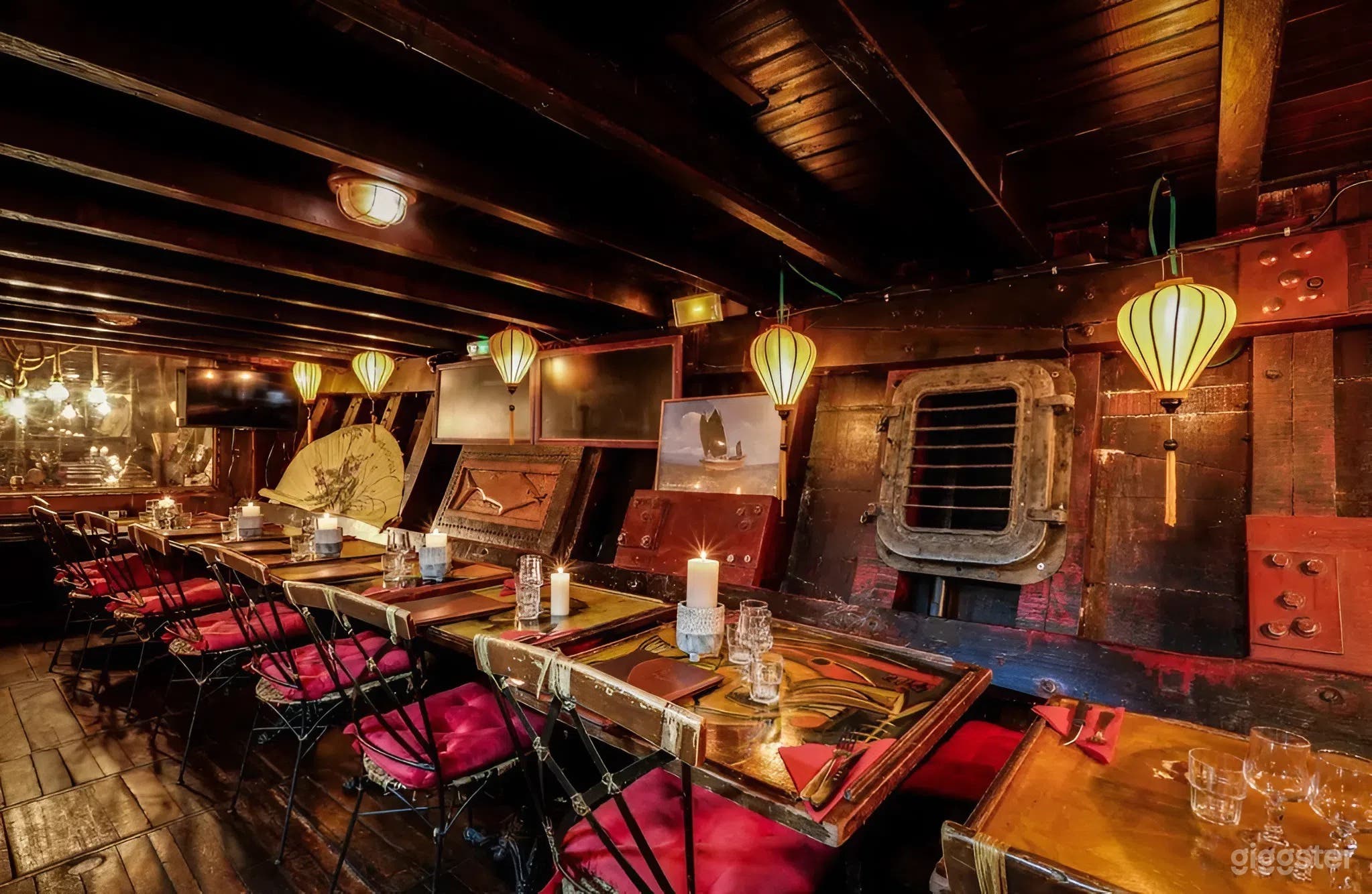 Photo de Lieu emblématique sur l'eau avec vue sur le toit et la riviè 4