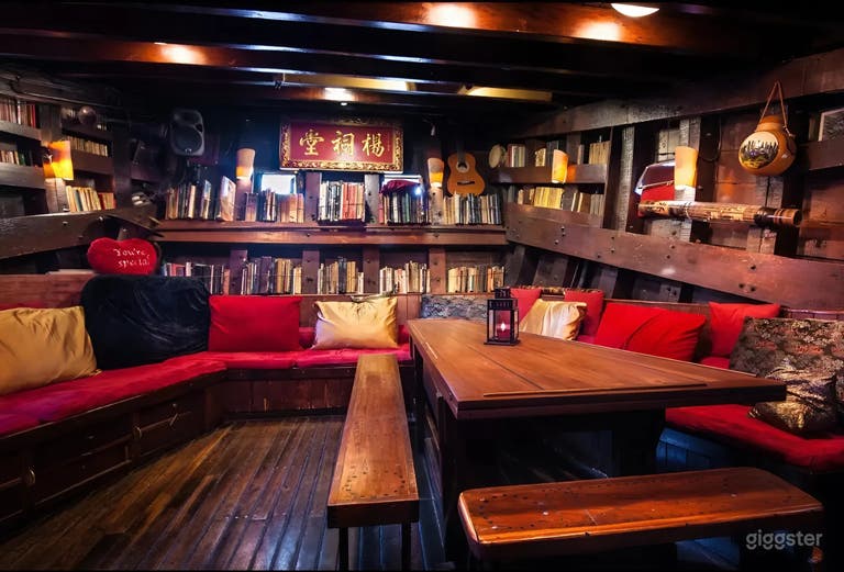  Lieu emblématique sur l'eau avec vue sur le toit et la riviè 