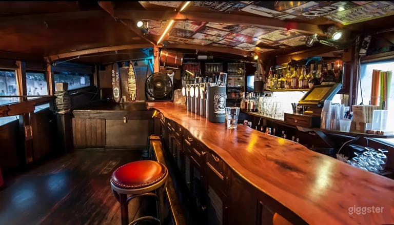  Lieu emblématique sur l'eau avec vue sur le toit et la riviè 