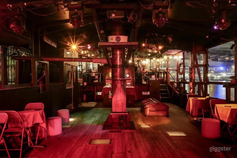  Lieu emblématique sur l'eau avec vue sur le toit et la riviè 