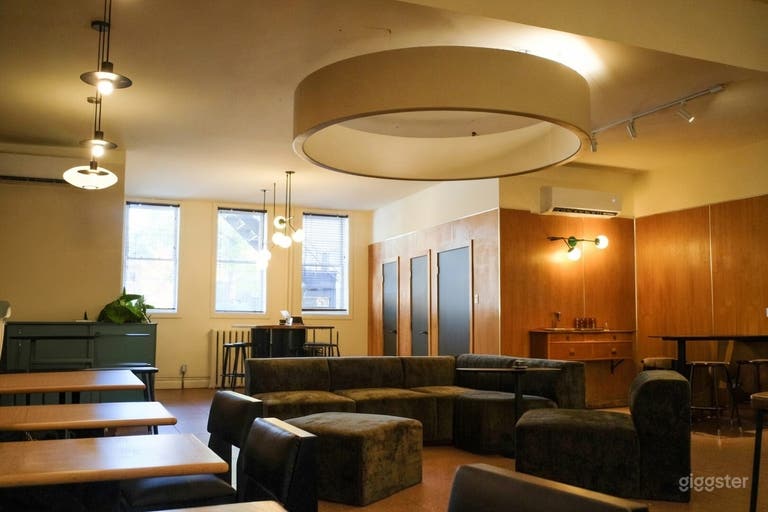  Warm, Modern Café - Quartier des Spectacles 