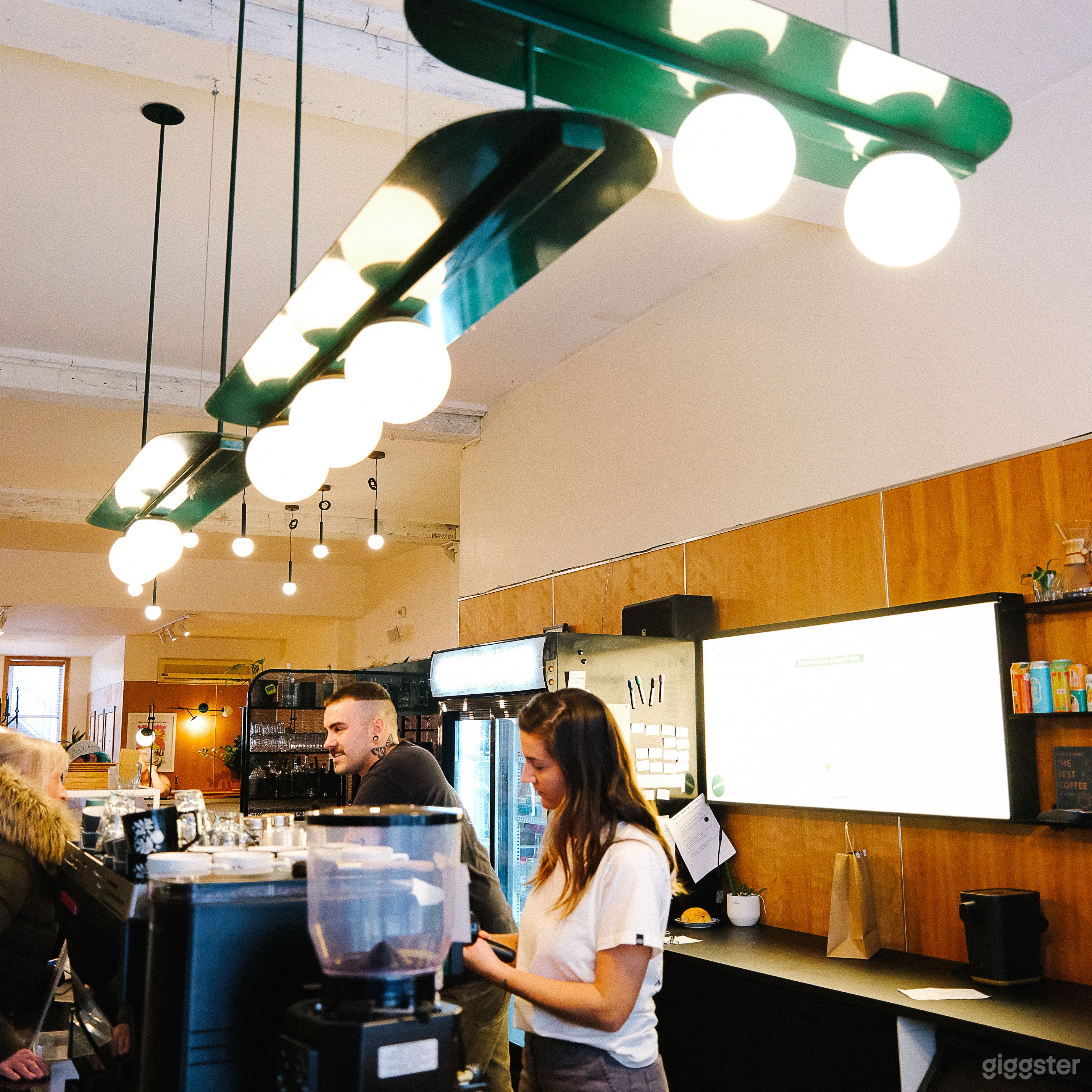 Warm, Modern Café - Quartier des Spectacles Photo 4