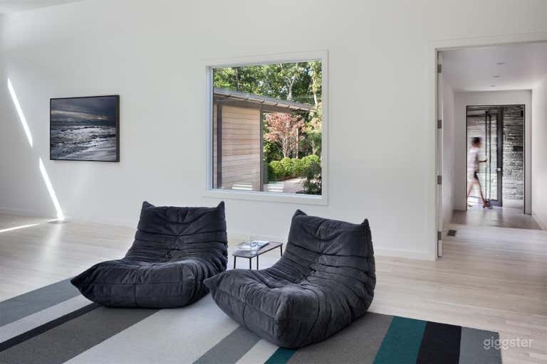  Upscale modern Hamptons home: Location 5119 