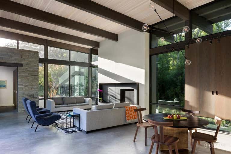  Upscale modern Hamptons home: Location 5119 