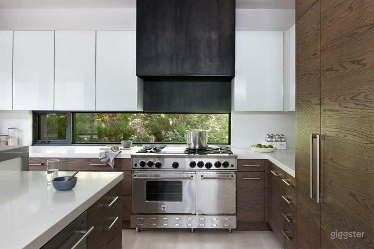  Upscale modern Hamptons home: Location 5119 