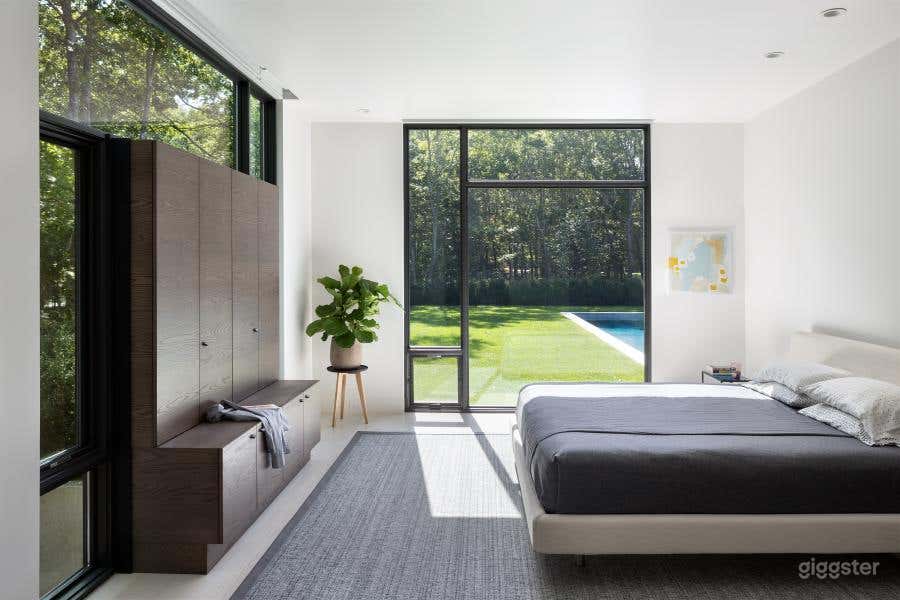 Upscale modern Hamptons home: Location 5119 Photo 2