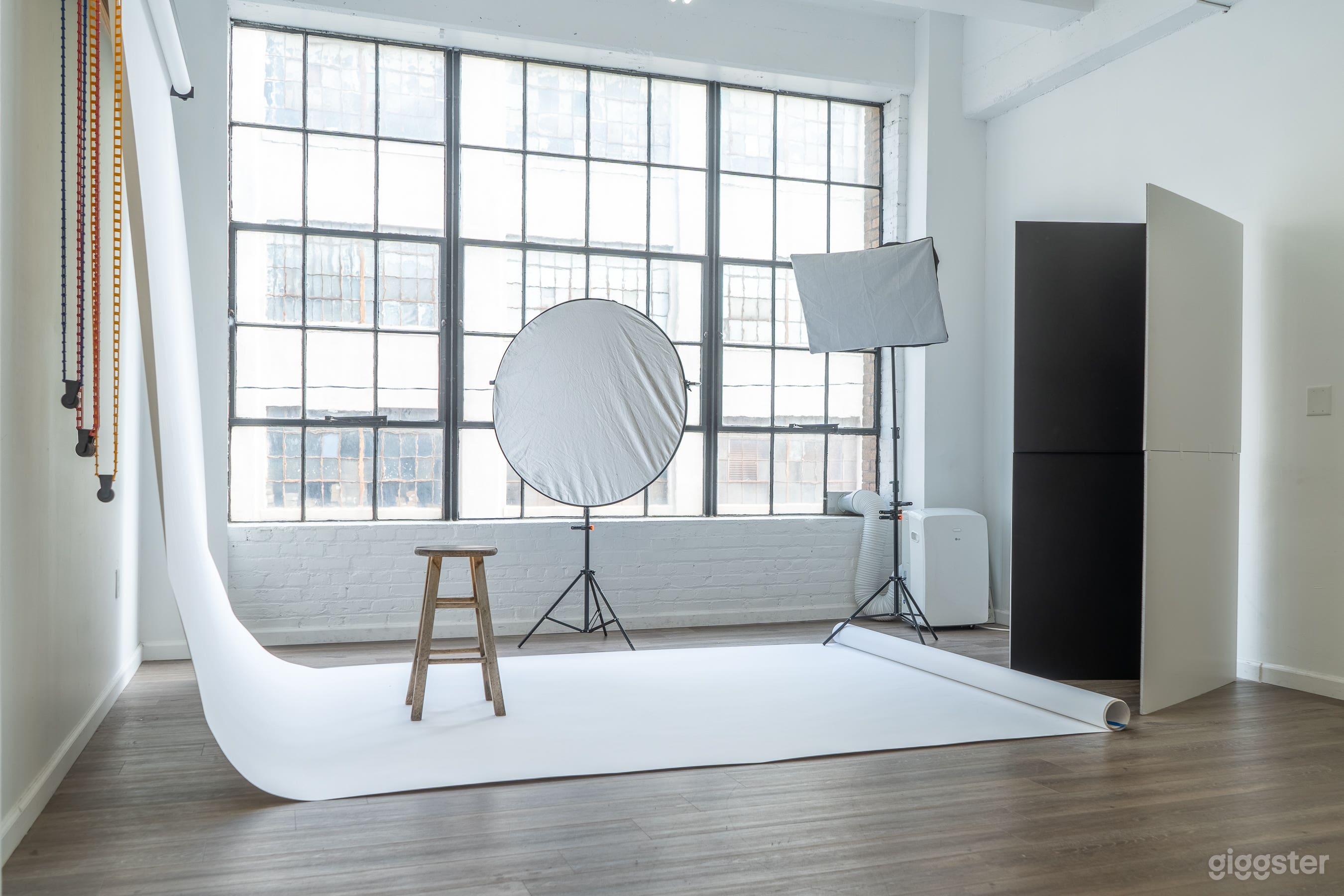 Beautiful Natural Light Studio / Free Light Gear Photo 1