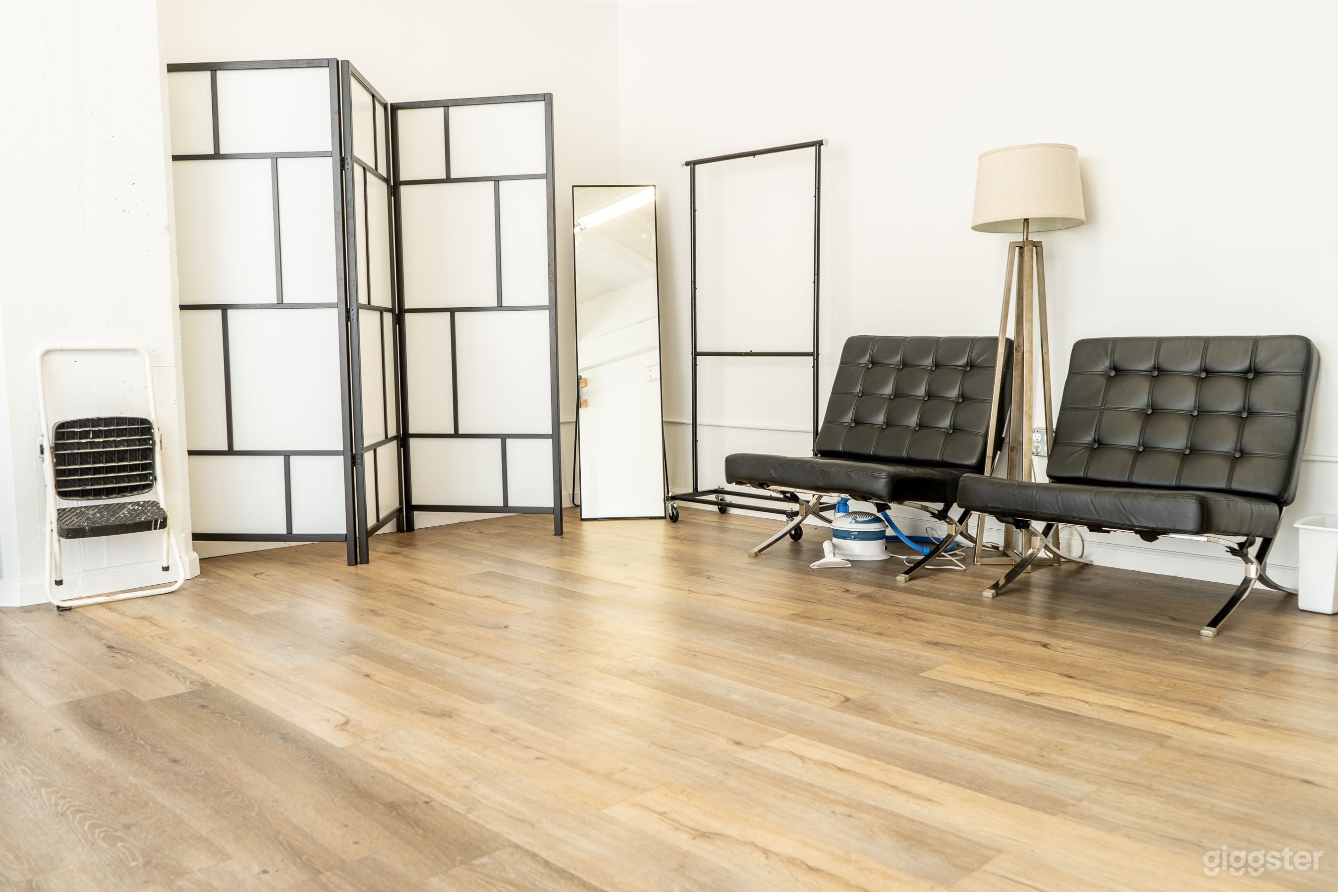 Beautiful Natural Light Studio / Free Light Gear Photo 4