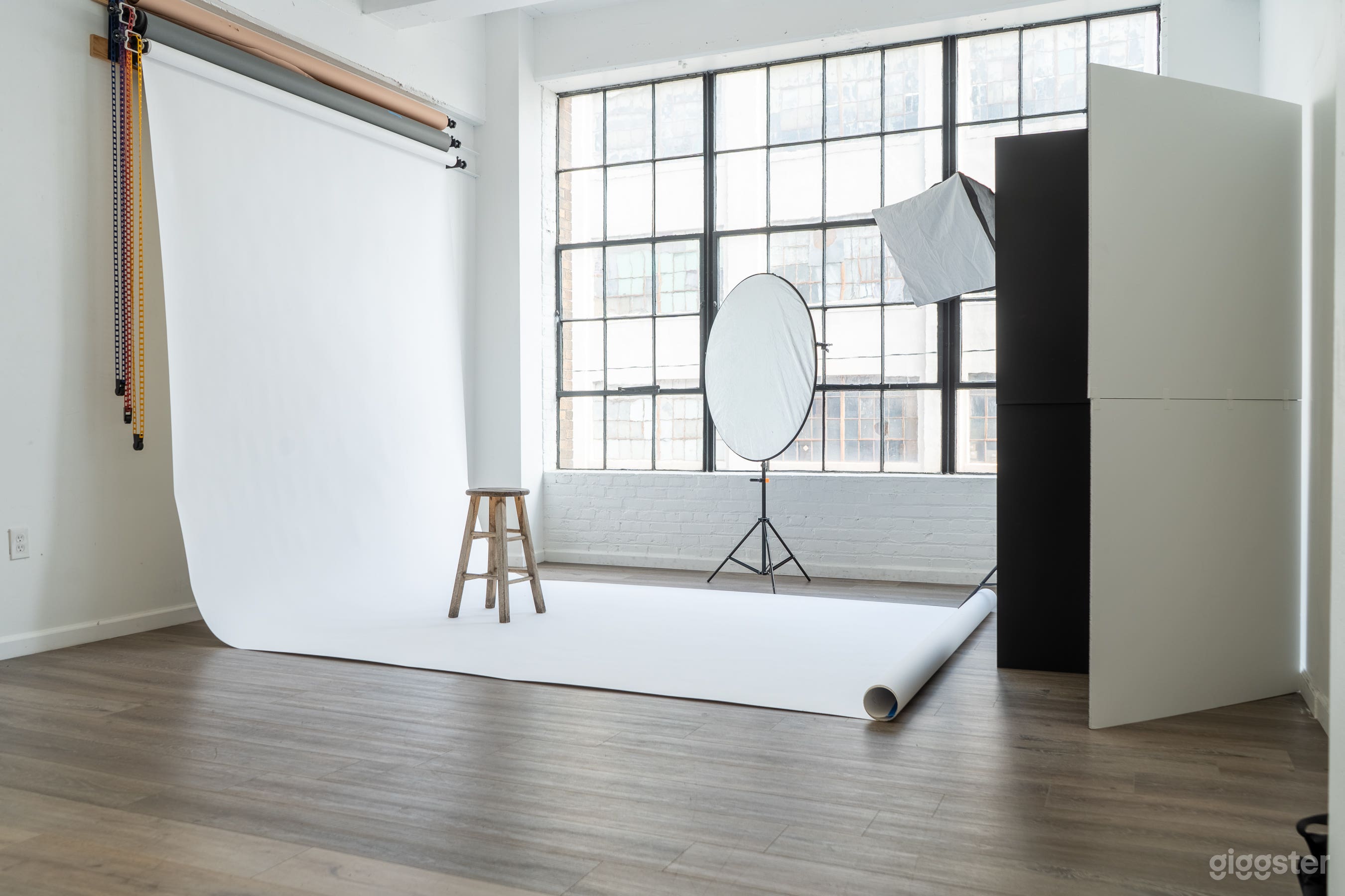Beautiful Natural Light Studio / Free Light Gear Photo 3