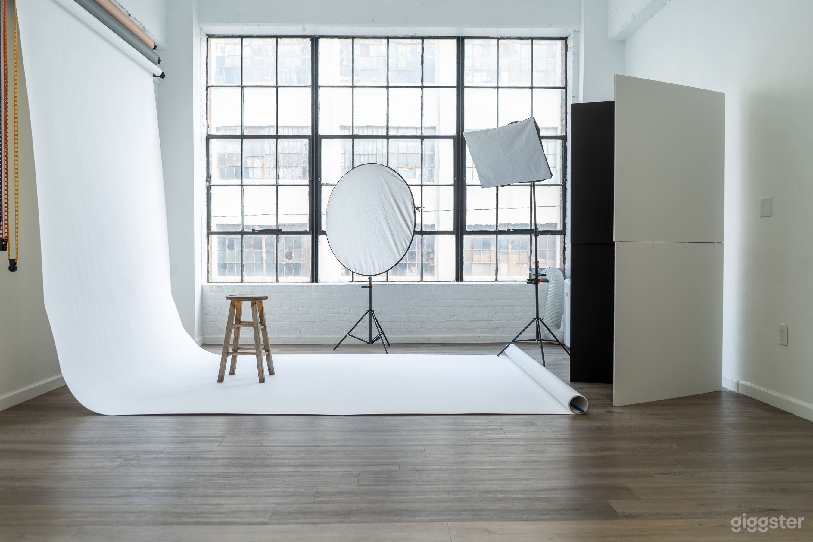 Beautiful Natural Light Studio / Free Light Gear Photo 2