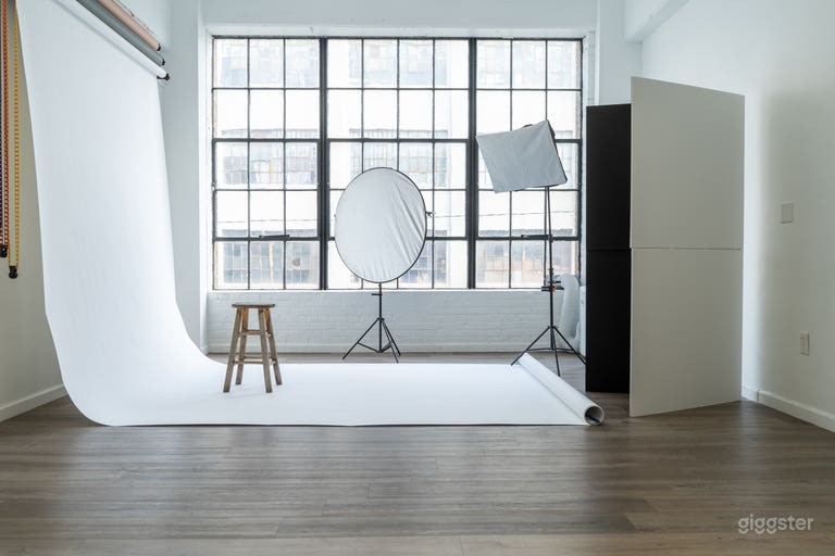  Beautiful Natural Light Studio / Free Light Gear 