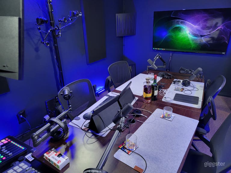  Podcast, YouTube, & Livestream Recording Studio 