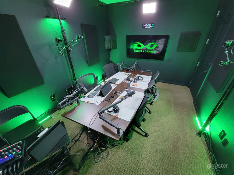  Podcast, YouTube, & Livestream Recording Studio 