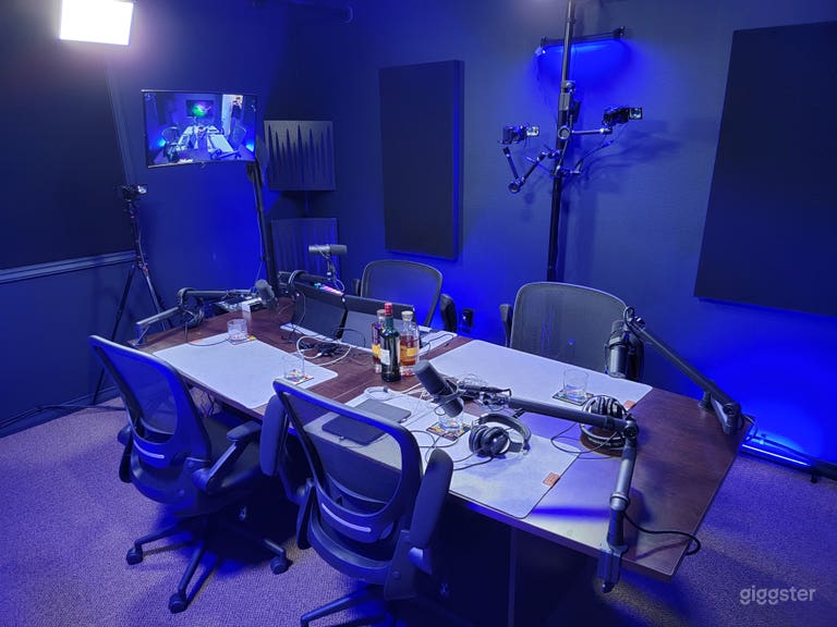  Podcast, YouTube, & Livestream Recording Studio 