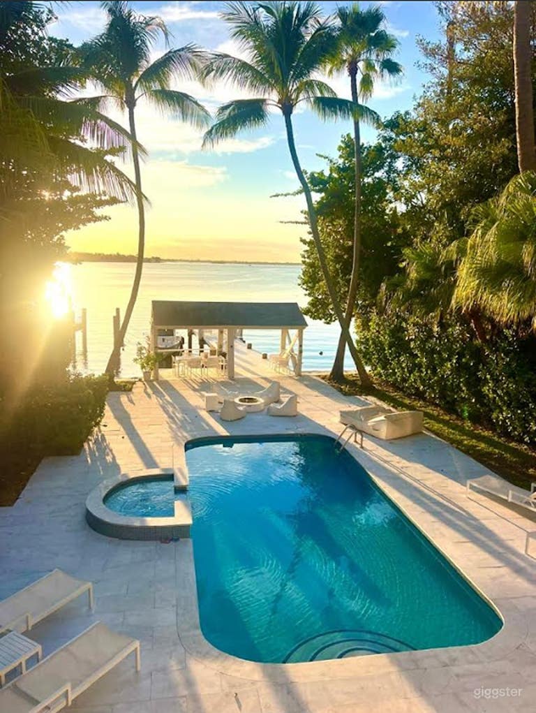  Sparkling Pool In Miami Beach 