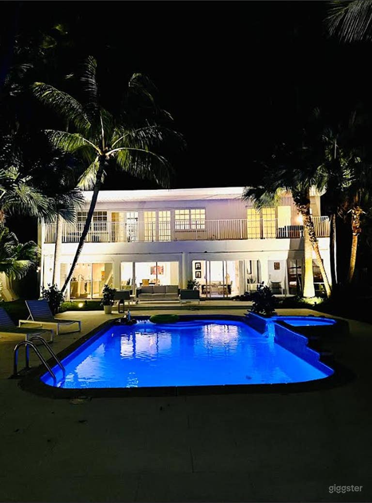  Sparkling Pool In Miami Beach 
