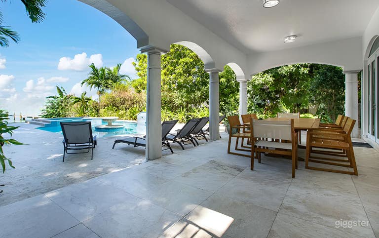  Sparkling Pool In Miami Beach 