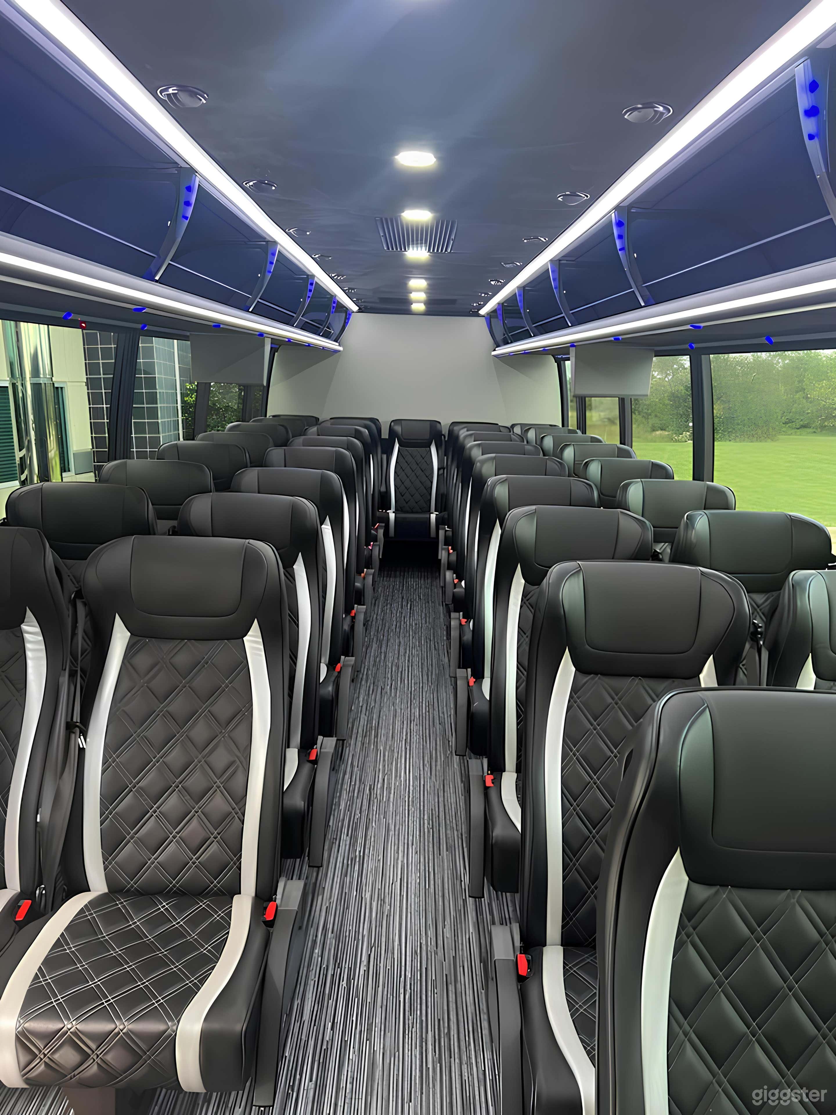 2023 Chevrolet 550 Van  Photo 4