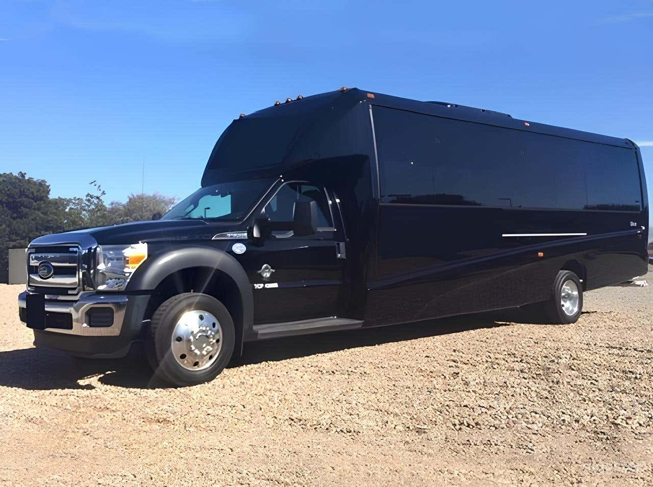 2023 Chevrolet 550 Van  Photo 3