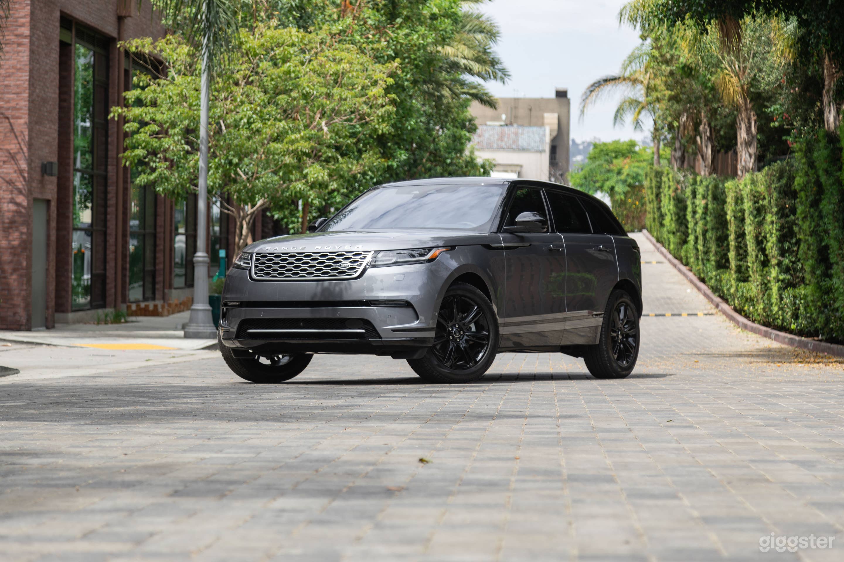 76,047 Range Rover Gray Photo 2