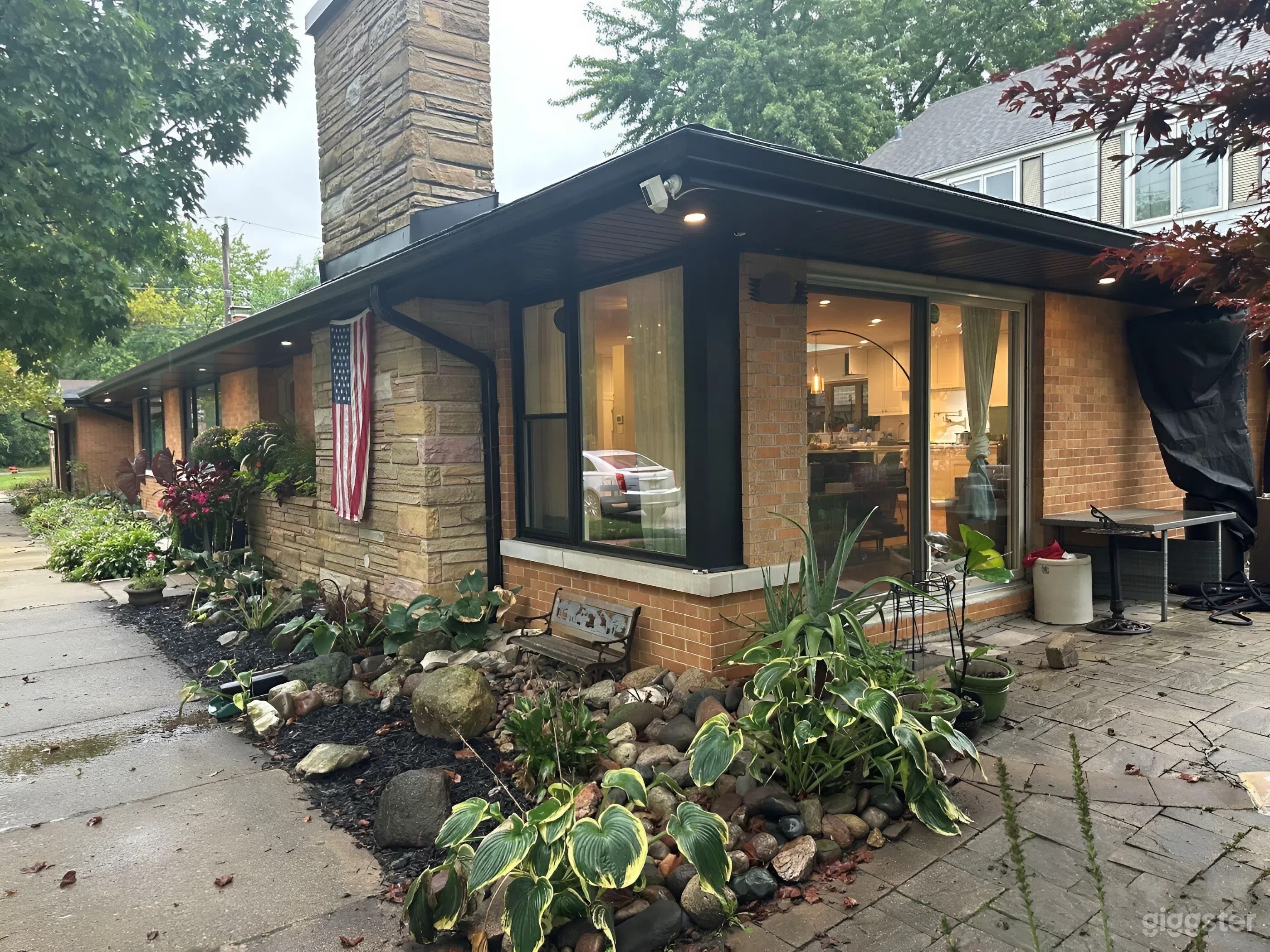 Mid Century Modern Ranch in Chicago Photo 1