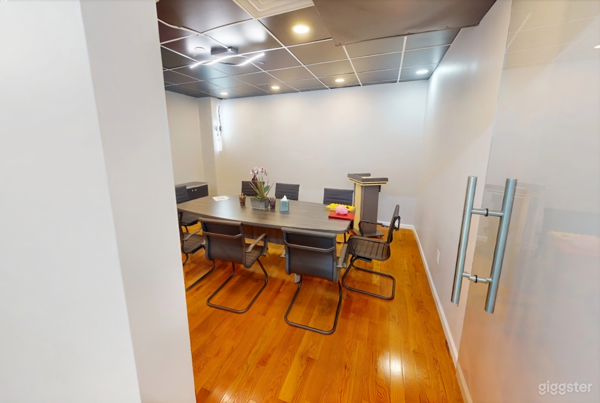 Spacious Conference Room with Long Table – 8 Seats Photo 4
