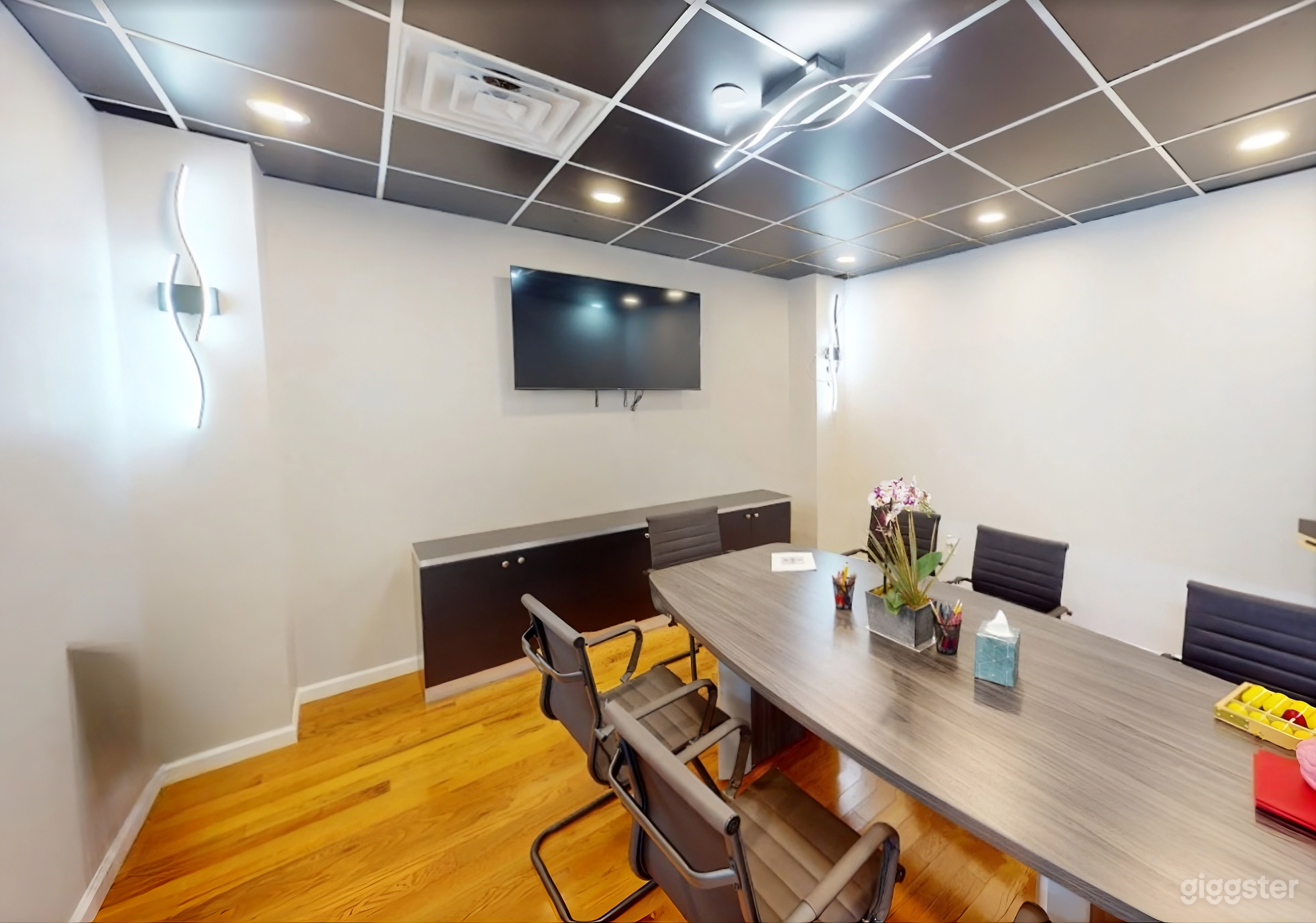 Spacious Conference Room with Long Table – 8 Seats Photo 3
