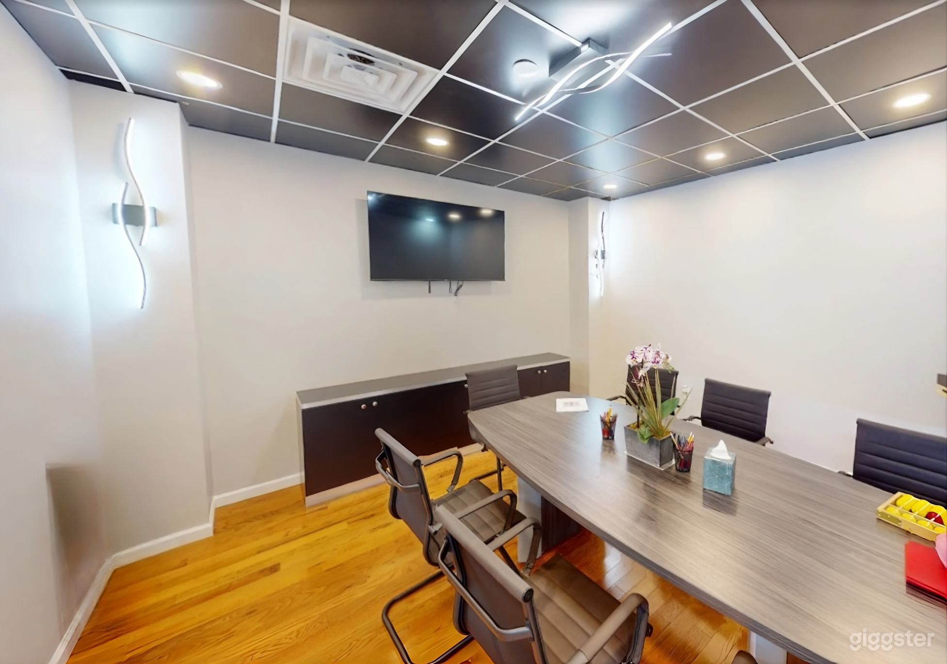 Spacious Conference Room with Long Table – 8 Seats Photo 2