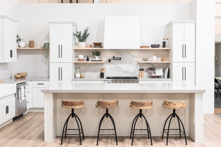  Cocina de lujo de mediados de siglo, comedor y áreas de estar 