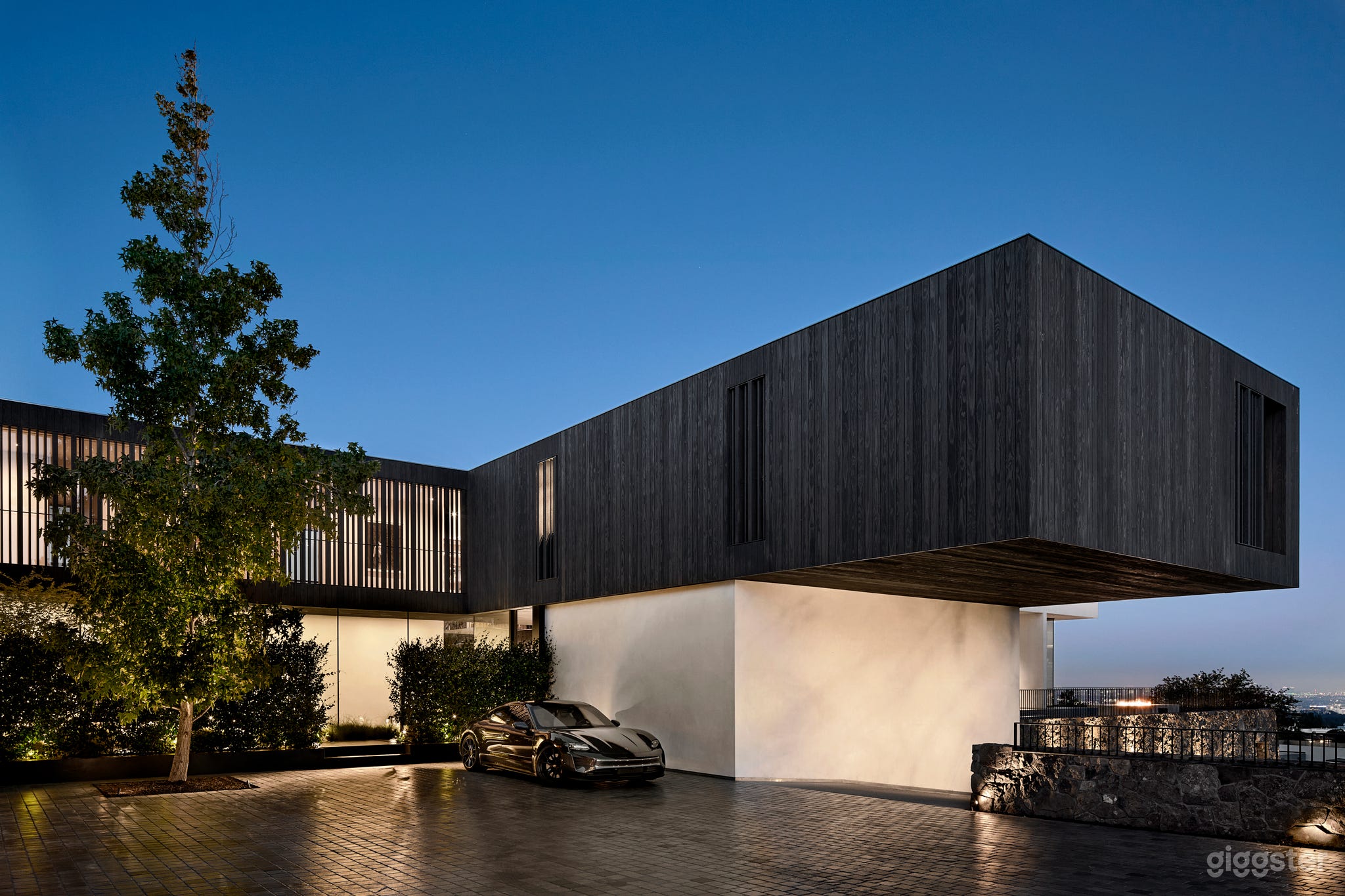 Strata House - Elegant Living and Precise Luxury Photo 3